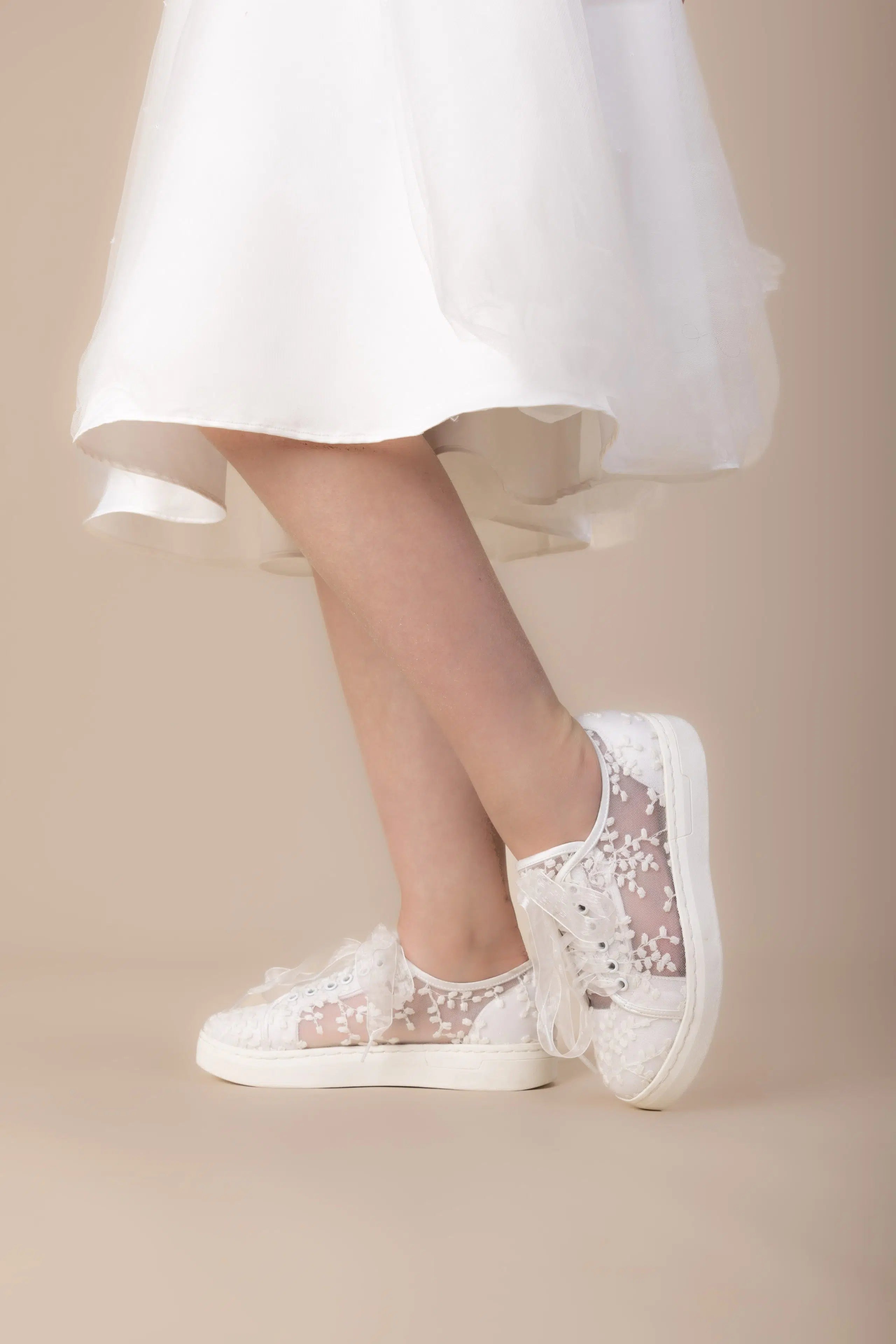 KINDLE Girls White Communion Shoe:- 9005 Pump main image 1