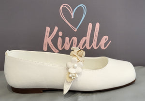 KINDLE Girls Communion Shoes:- White Suede Pumps With Floral Strap