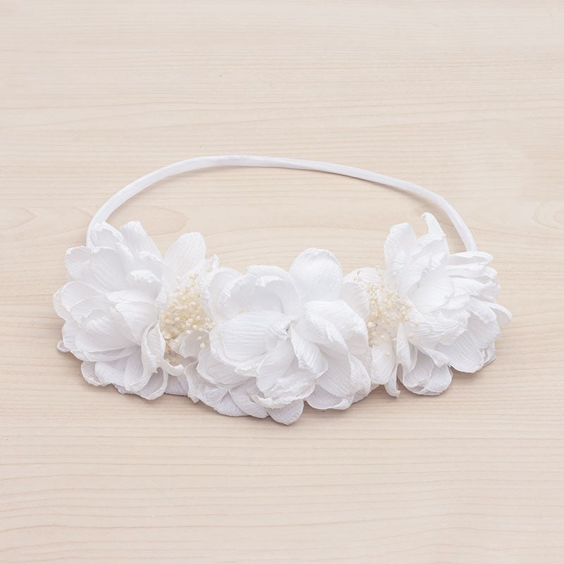 KINDLE Floral Haie Wreath With Flowers & Gypsophila:- White