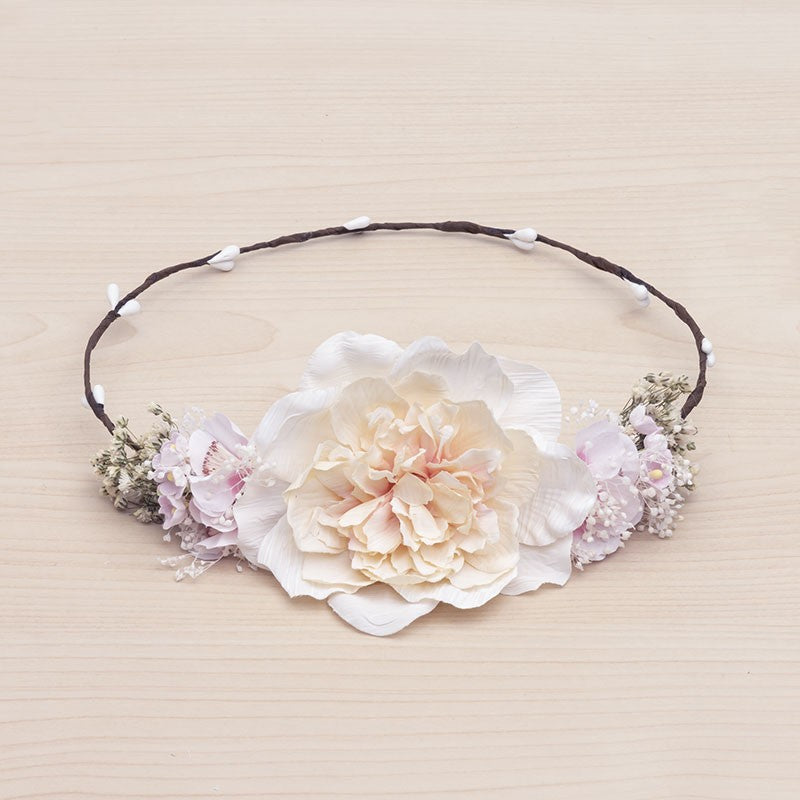 KINDLE Floral Wreath With Large Ada Flower & Gypsophlia:- Ivory