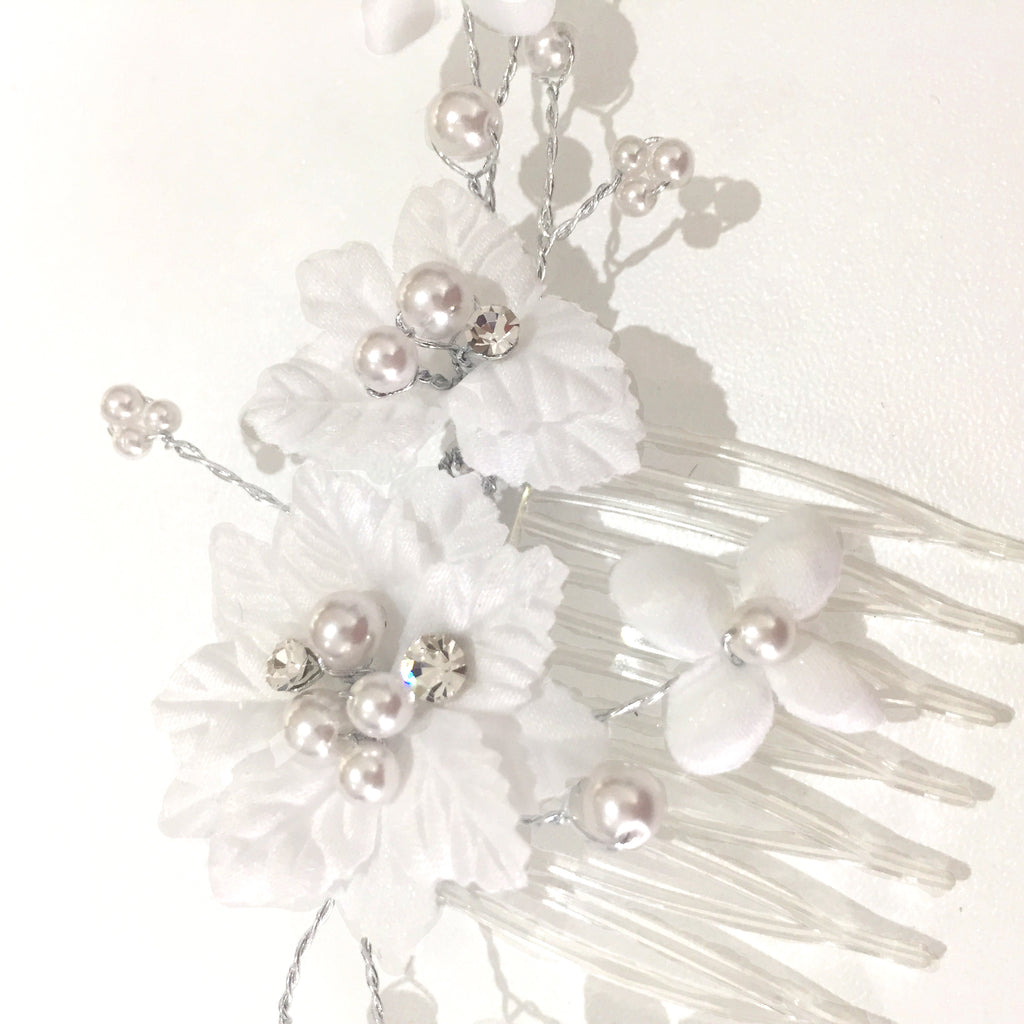 Linzi Jay White Flower & Pearl Comb:- LM235WTSI
