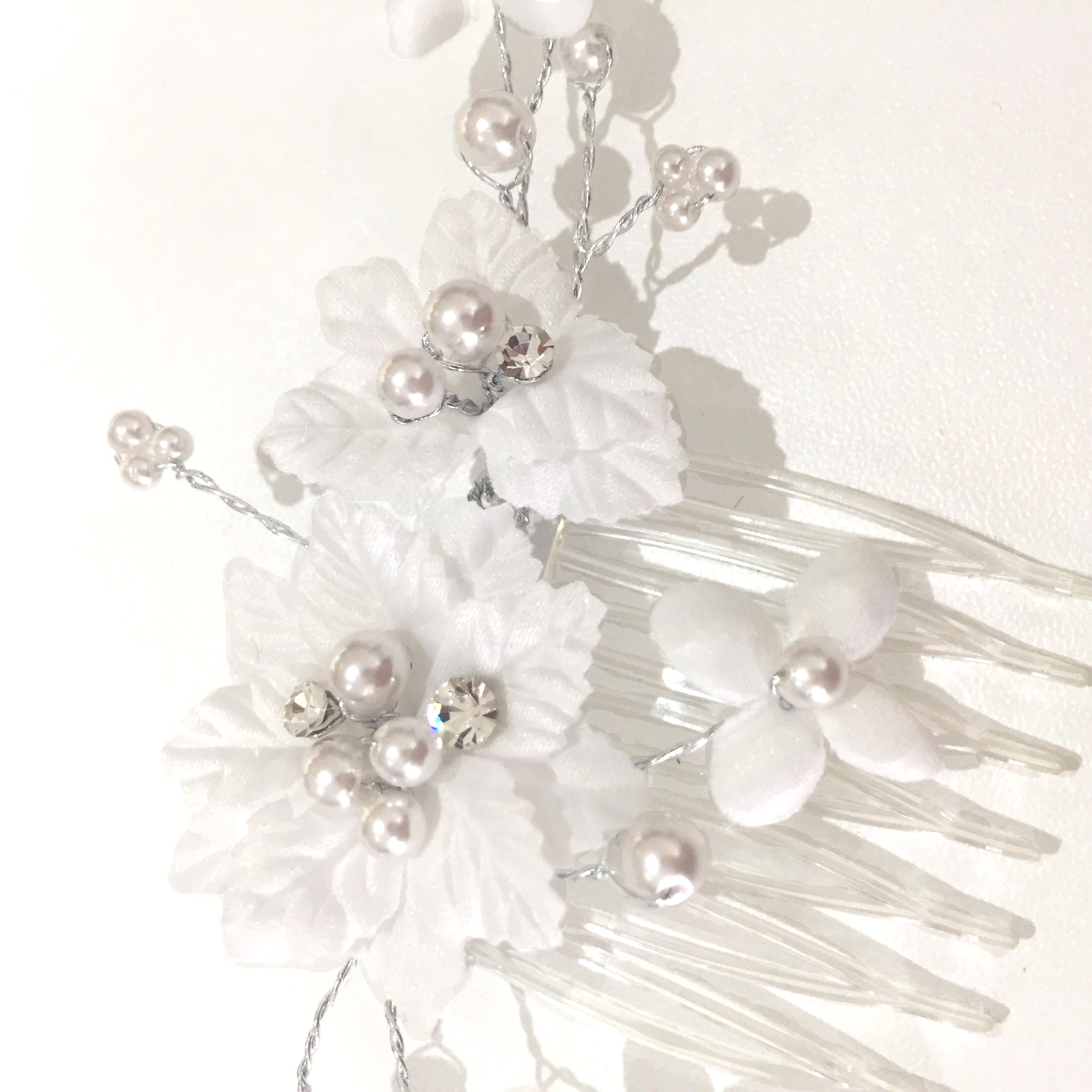 Linzi Jay White Flower & Pearl Comb:- LM235WTSI