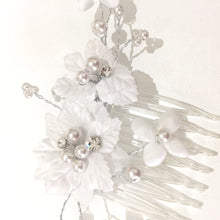 Load image into Gallery viewer, Linzi Jay White Flower &amp; Pearl Comb:- LM235WTSI
